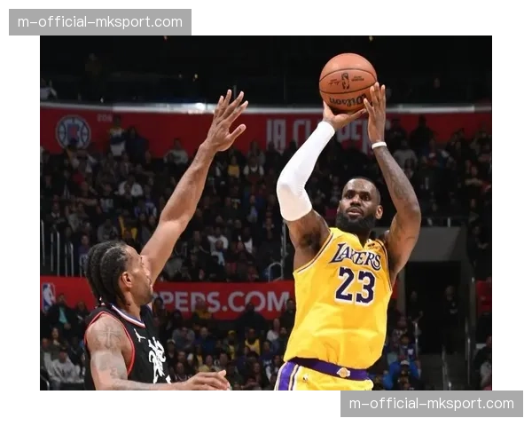 特写：告别巡演？勒布朗-詹姆斯在迈阿密主场收获致敬，与斯波尔斯特拉赛后长谈