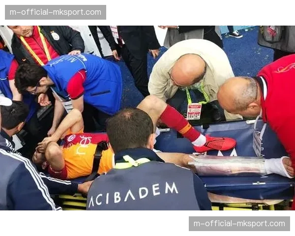 暴雨导致比赛中断半小时,双方球员在通道内进行简短交流 暴雨导致比赛中断半小时,双方球员在通道内进行简短交流