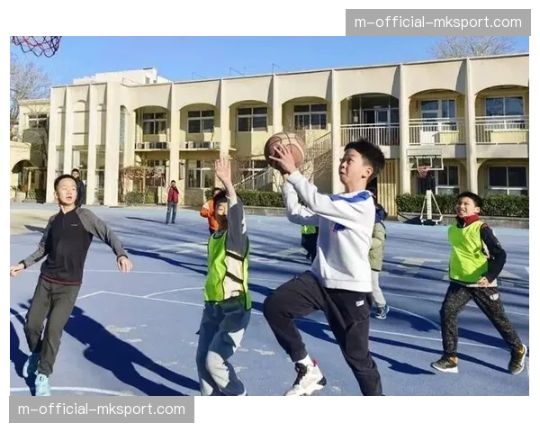 姚明现身北京中学篮球联赛现场，强调体教融合重要性