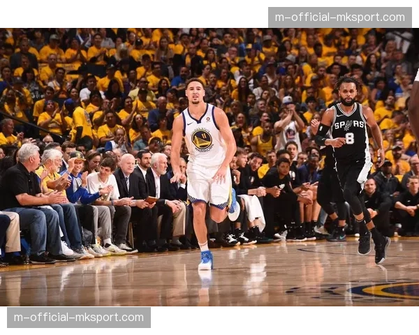 特写:克莱·汤普森命中生涯第2500记三分球后的淡然神情 特写:克莱·汤普森命中生涯第2500记三分球后的淡然神情