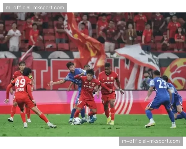 上海德比吸引超6万人现场观战，雨中鏖战拉唐头球制胜